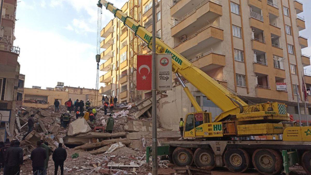 28 saat sonra gelen mucize! Anne ve 3 çocuğu enkazdan çıkarıldı