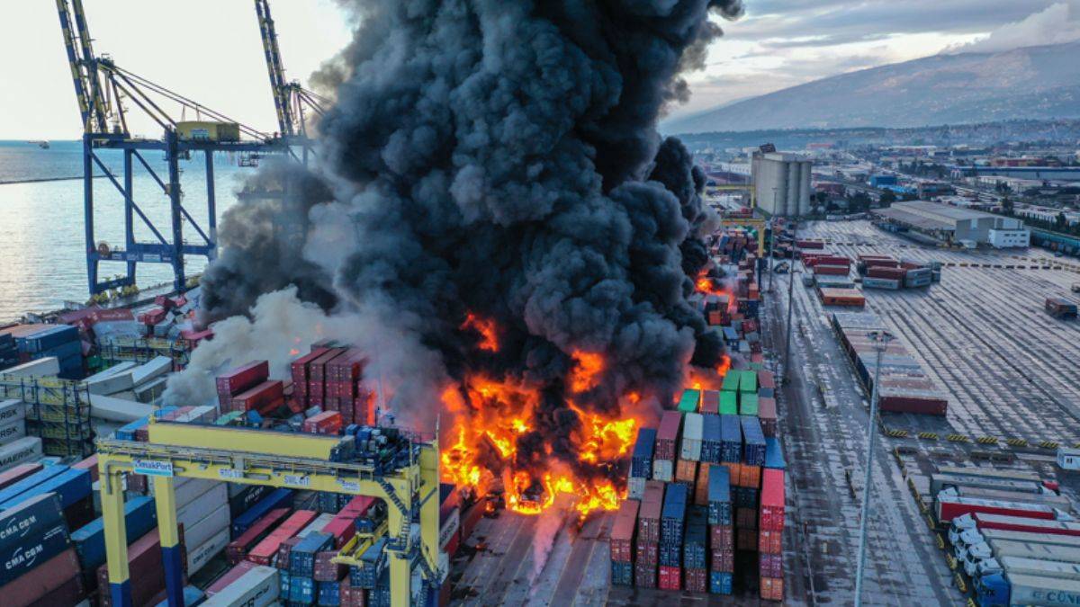 İskenderun Limanı'ndaki konteynerlar dünden beri yanıyor!