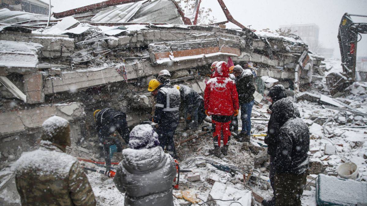 Depremlerde can kaybı 3 bin 381'e yükseldi