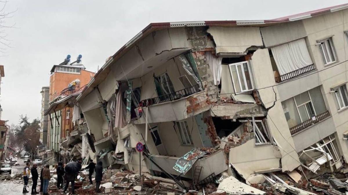 Türkiye'ye hangi ülkeler yardım etti? Depremde yardım ekibi gönderen ülkeler hangileri?