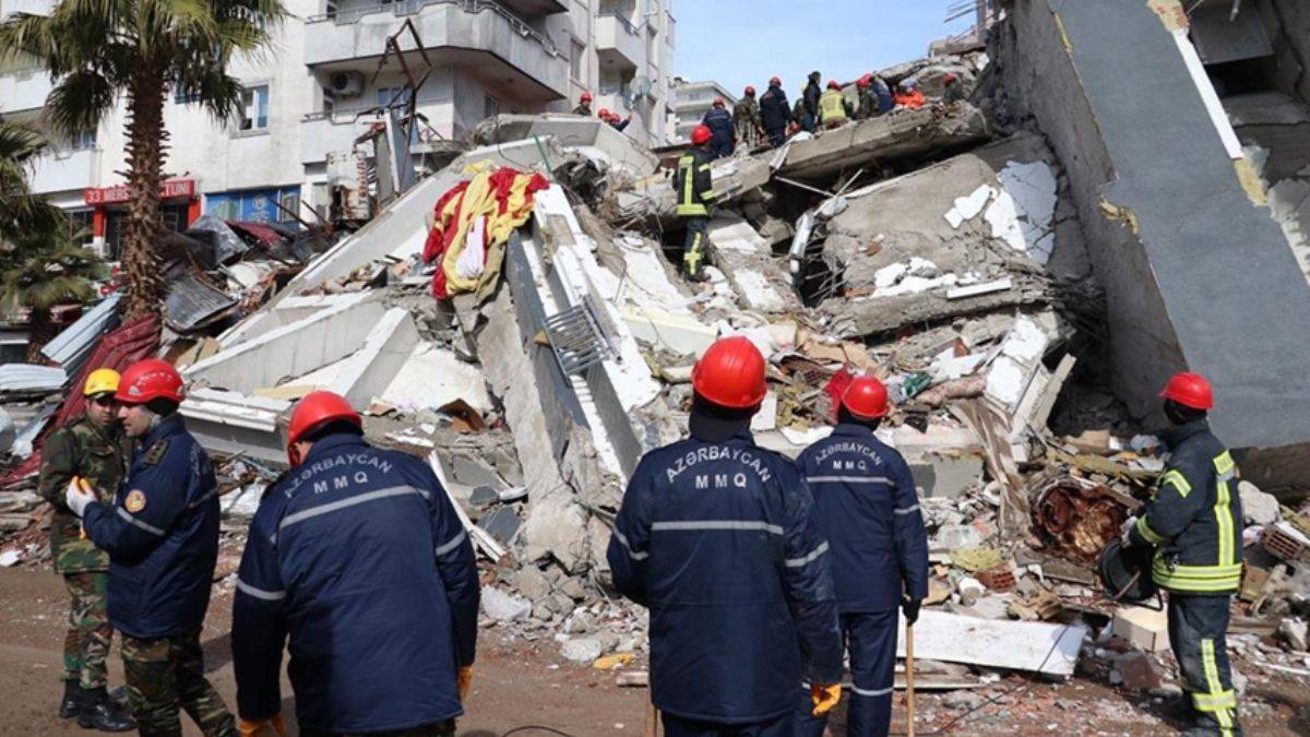 Azerbaycanlı ekipler 11 kişiyi enkaz altından kurtardı