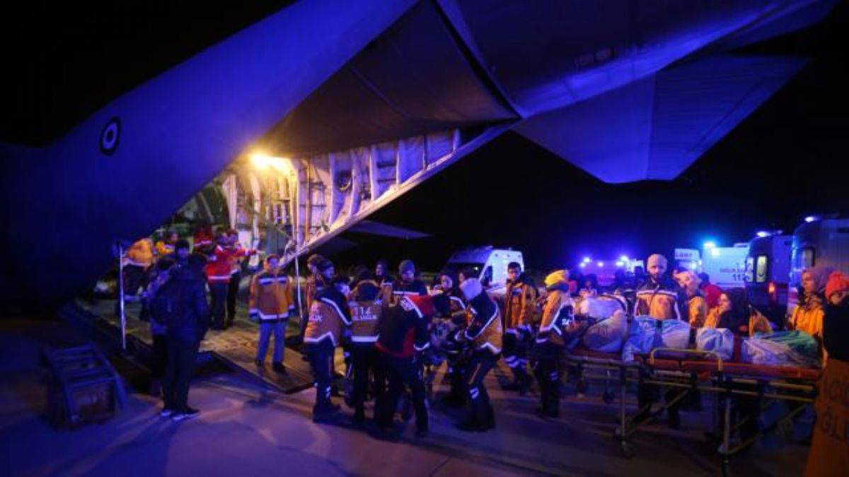 Depremde yaralanan 41 kişi İstanbul'a gönderildi