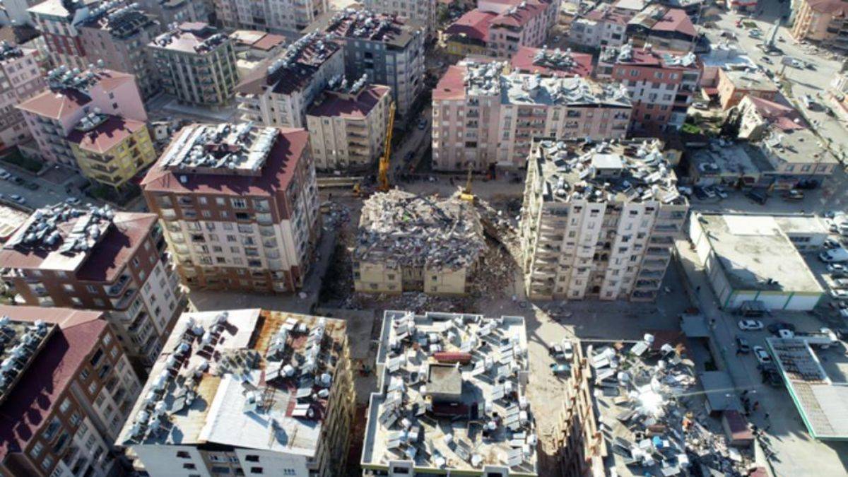 Hatay Kırıkhan'a gönderilen yardım malzemeleri vatandaşlara dağıtılıyor