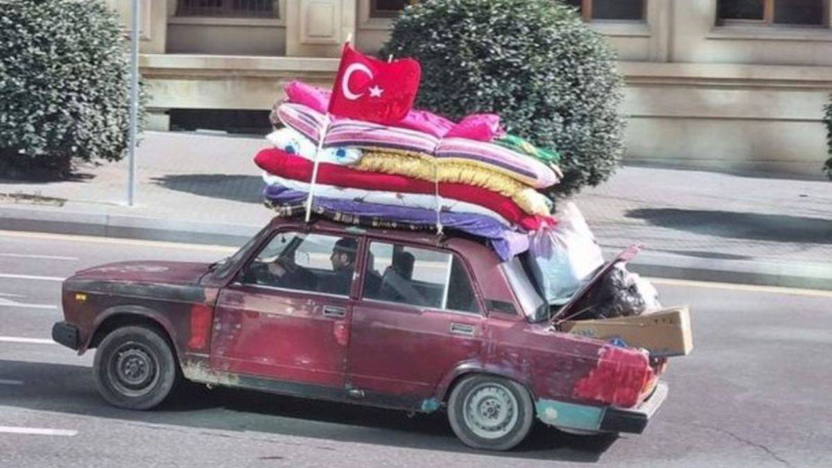 Aracının üzerine yorganları yükledi: Azerbaycan'dan Türkiye'ye yardım gönderdi