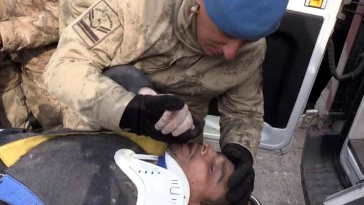 Depremzede kurtarma ekibindeki askerin elini öptü