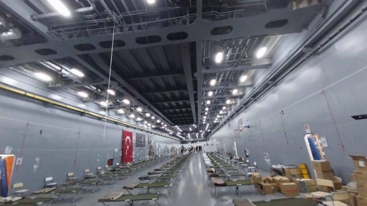 Hastaneye çevrilen TCG Bayraktar gemisi Hatay'da