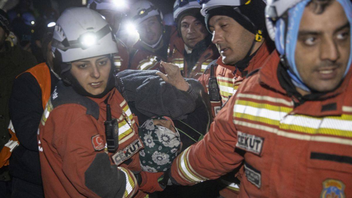 122 saat sonra gelen mucize: Enkazdan kurtarıldı!