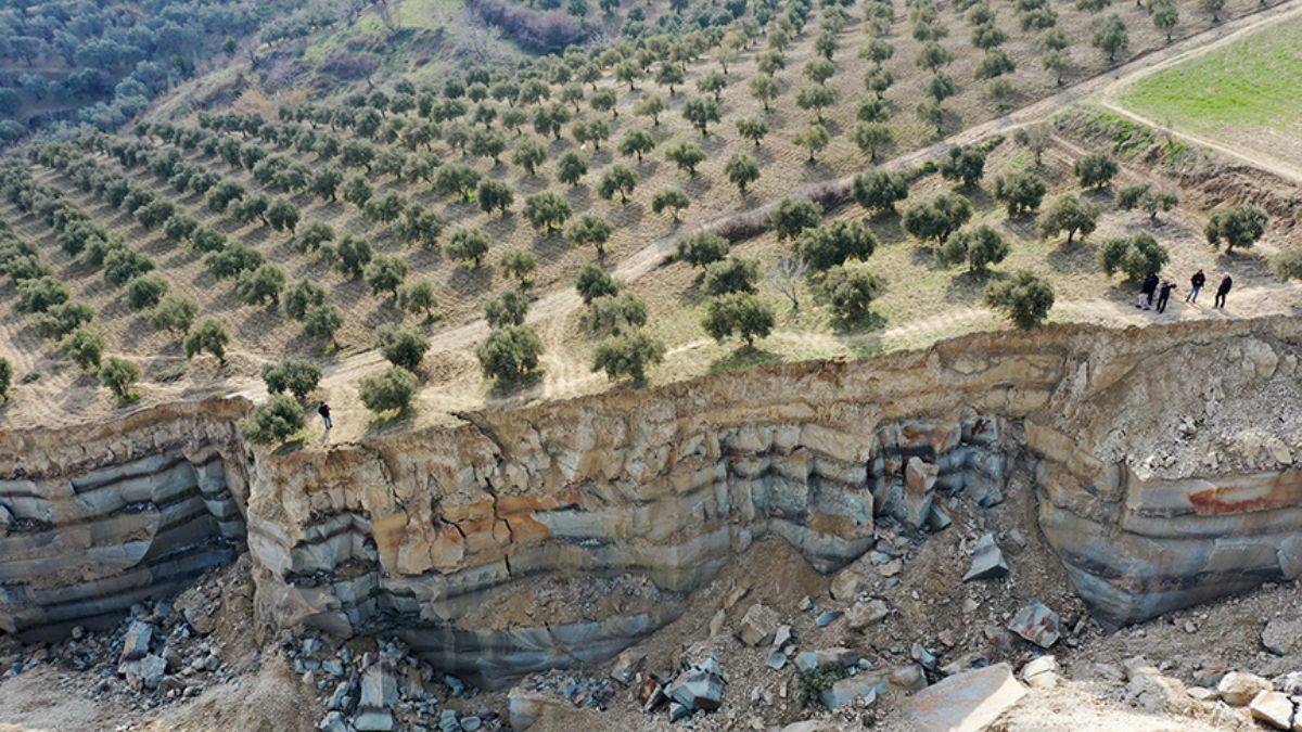 Hatay'da depremden sonra oldu! Dev yarıklar havadan görüntülendi