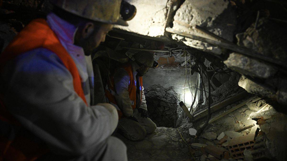 8 metre derinlikte can kurtaran madencilerin 'imkansız' operasyonu