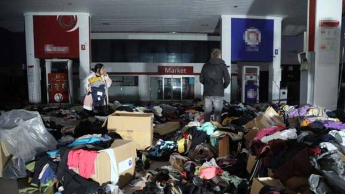 AFAD'da sıra beklemek için yardım malzemelerini cadde ve sokaklara bıraktılar