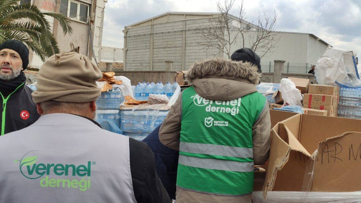 Safa Vakfı ve Verenel Derneği, 410 TIR insani yardım malzemesi götürdü