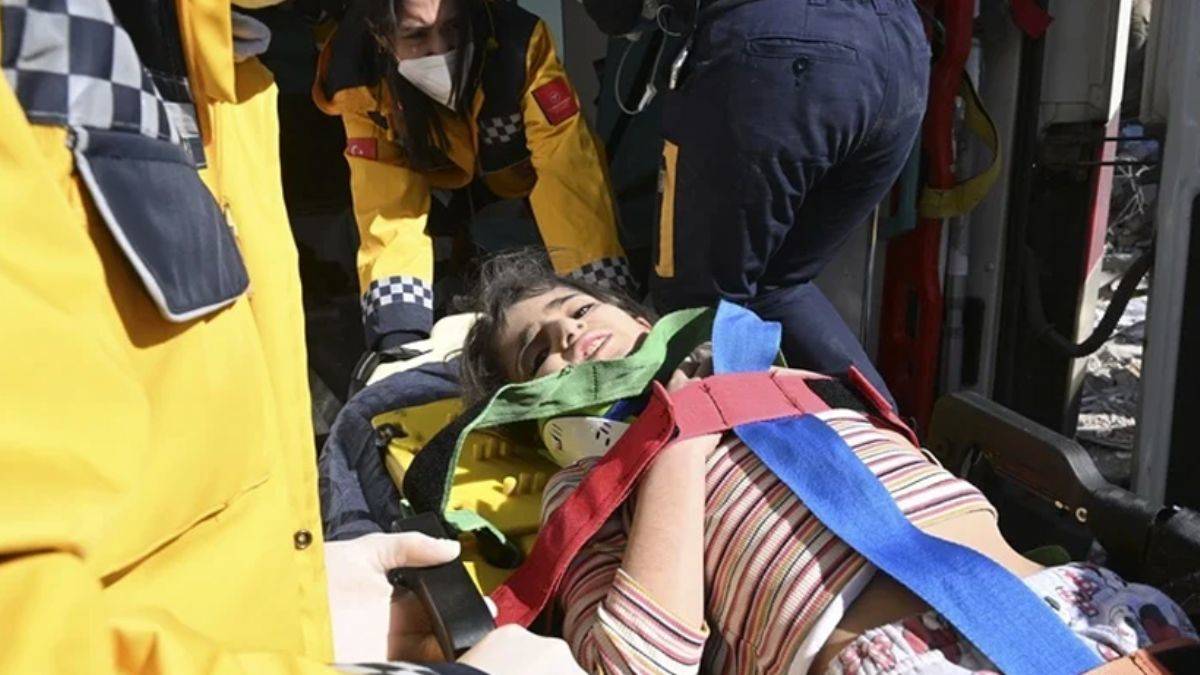 Umutlar tükenmedi! 6 yaşındaki Miray 178 saat sonra enkazdan sağ çıkarıldı