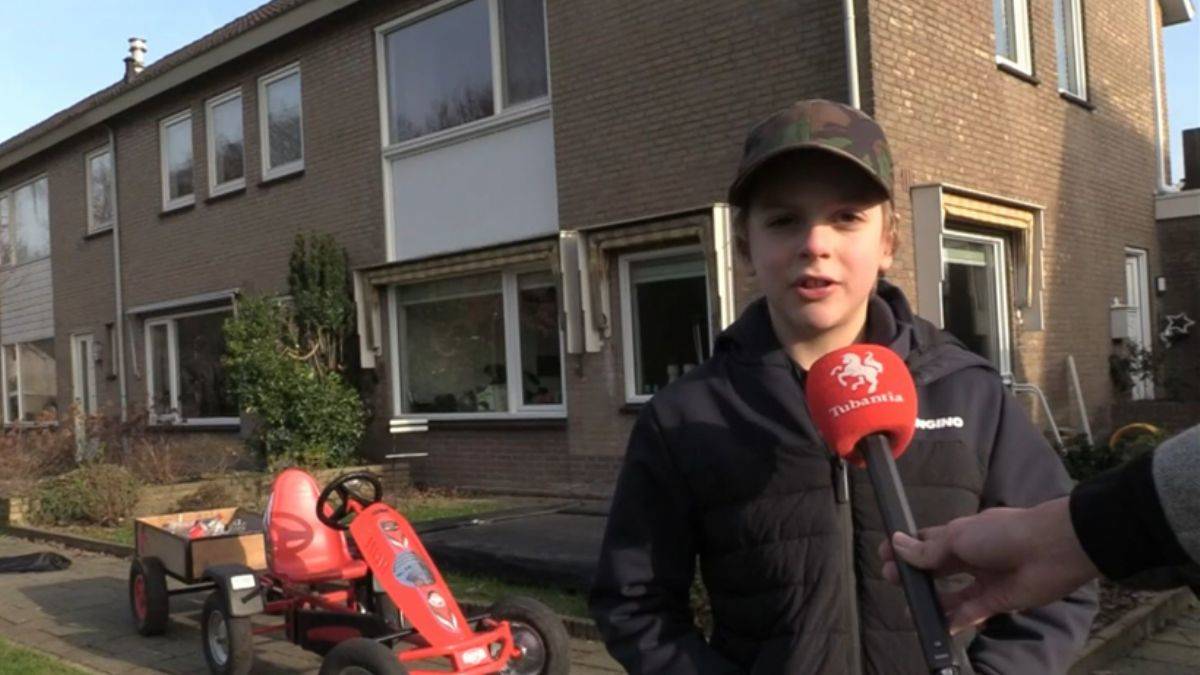 8 yaşındaki Hollandalı Nothan depremzedeler için şişe topluyor