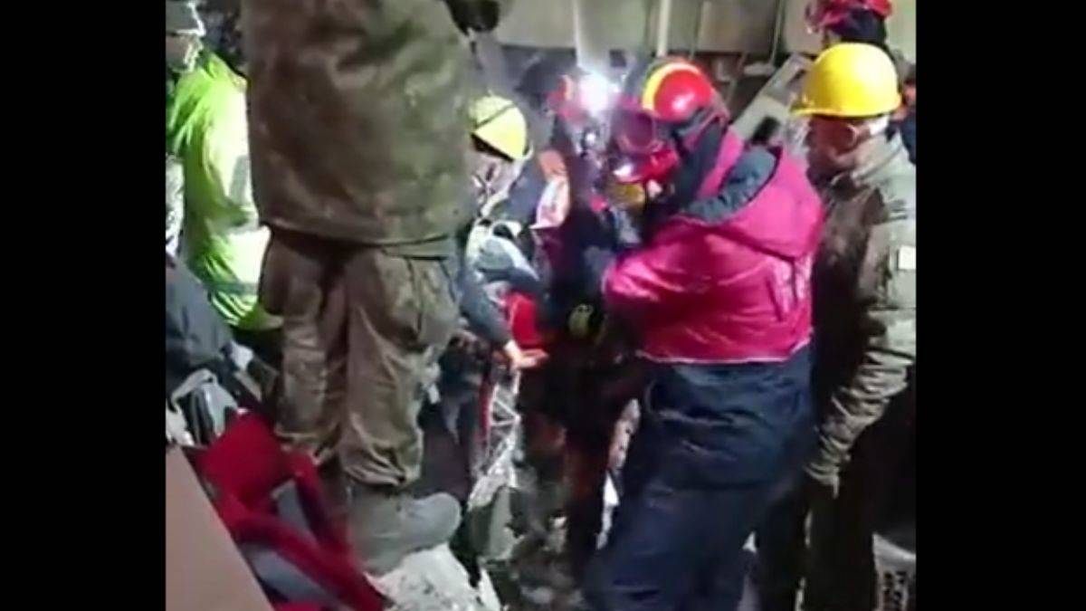 Enkazdan çıkarılan çocuk: En büyük asker işte bu asker!