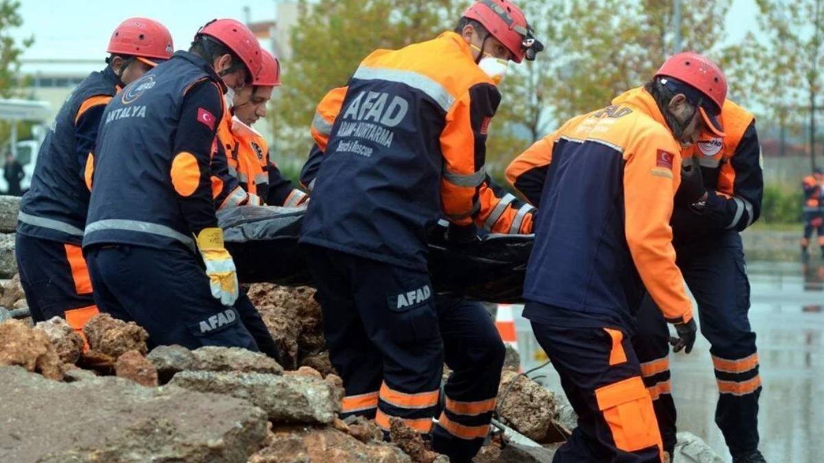 Enkazda en fazla kaç gün sağ kalınır? Susuz ve aç kaç gün yaşanır?