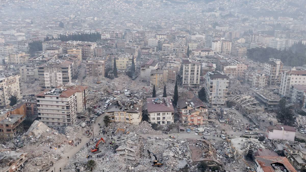 Siyaset enkaz altından nasıl çıkacak?