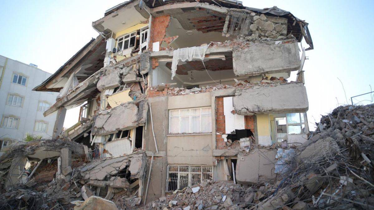 Deprem bölgesindeki kamu çalışanlarına ilişkin karar Resmi Gazete'de