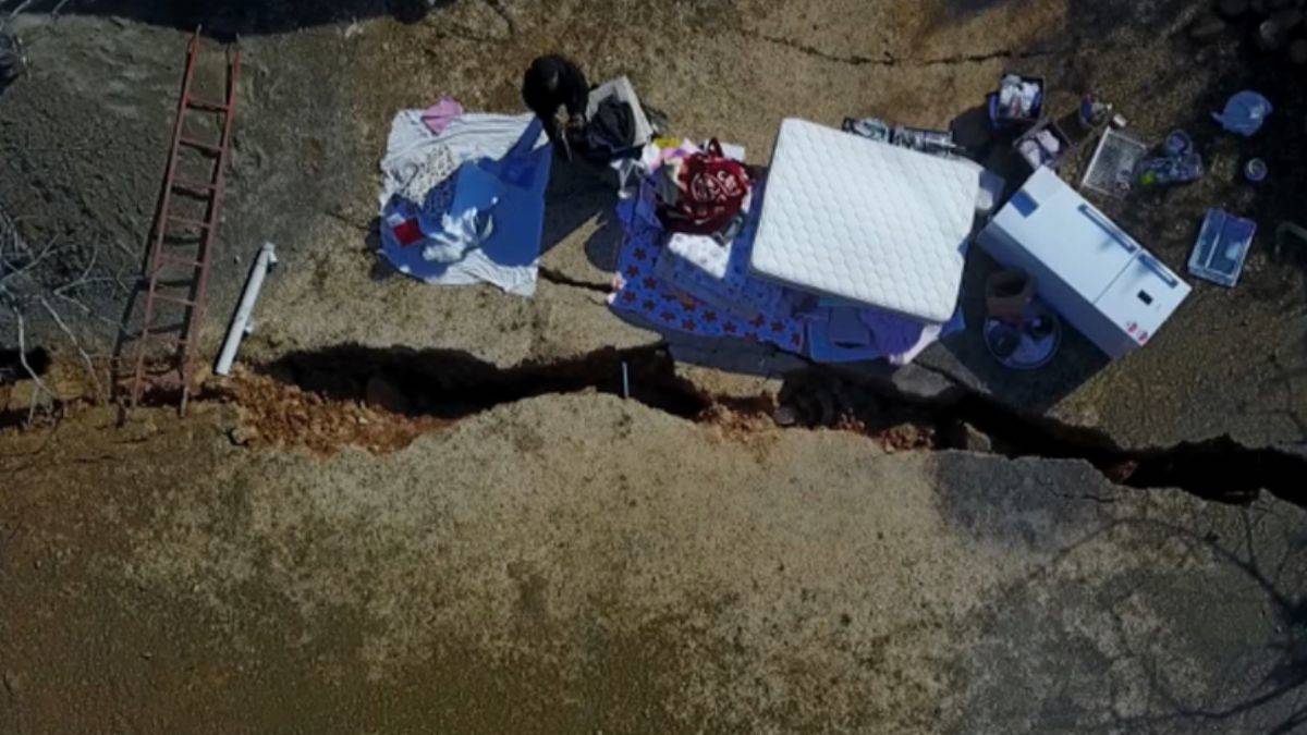 Deprem bir köyü ortadan ikiye böldü