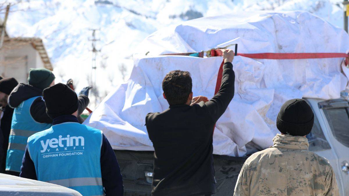Yetim Vakfı 225 kişilik ekiple sahada
