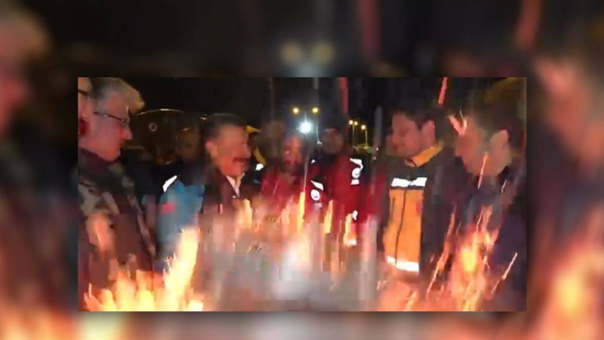 Korkutan anlar! Bakan Koca personelle sohbet ederken kor patladı