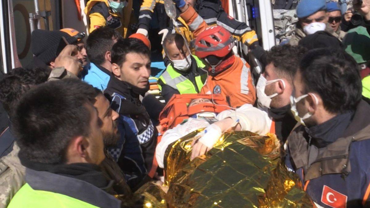 Mucize devam ediyor! Bir genç kız 248 saat sonra enkazdan sağ çıkarıldı