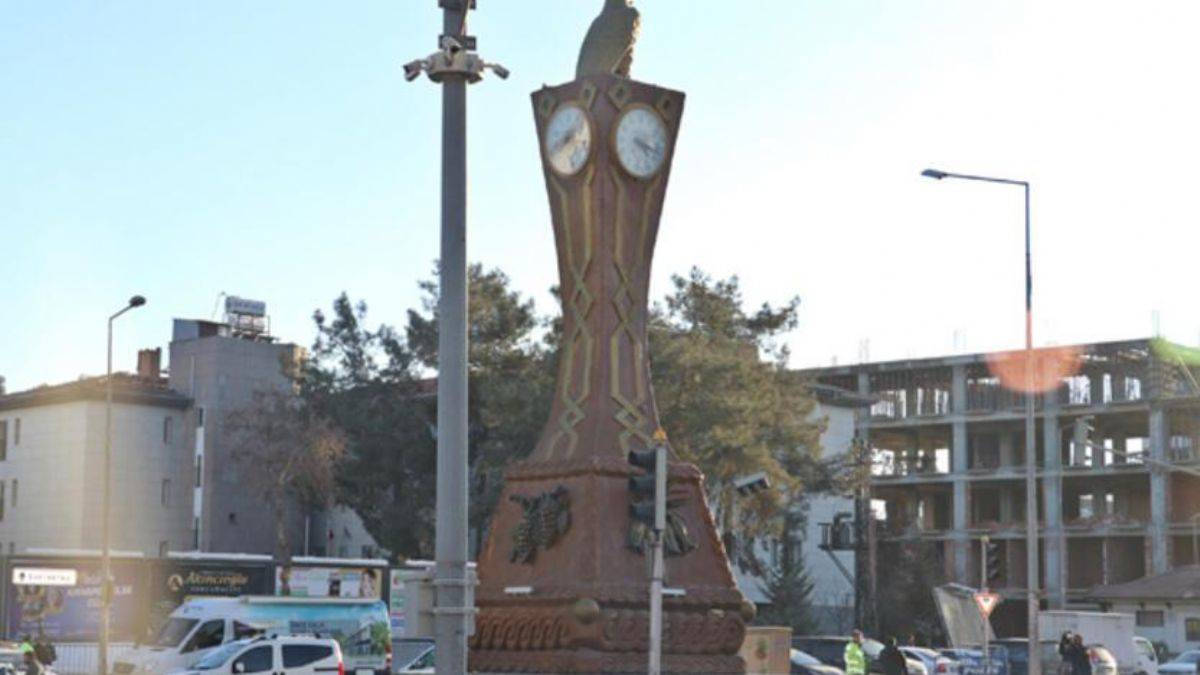 Adıyaman'da kentin simgesi Saat Kulesi'ndeki saatler 04.17'de durdu