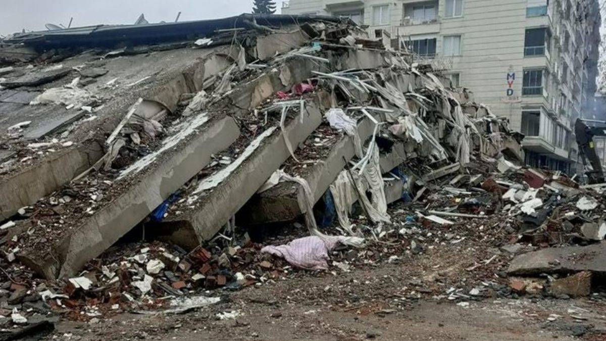 İmkansızlar gerçek oluyor! 296'ncı saatte 3 kişi sağ kurtuldu