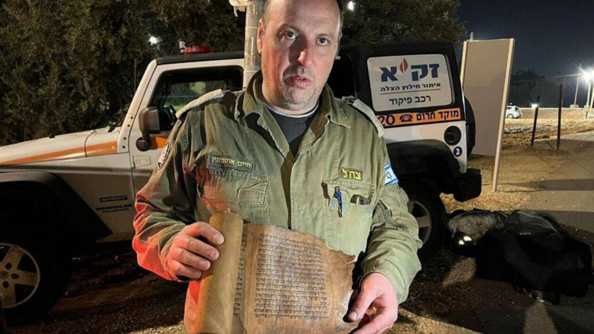 İsrail’den gelen ekip enkazda bulunan tarihi parşömenleri ülkelerine götürdü