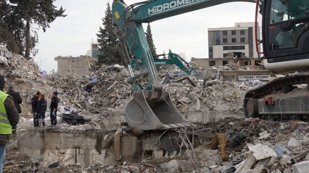 Enkaz çalışmalarını izleyen bir kişi ölü bulundu: Kepçe operatörü gözaltına alındı