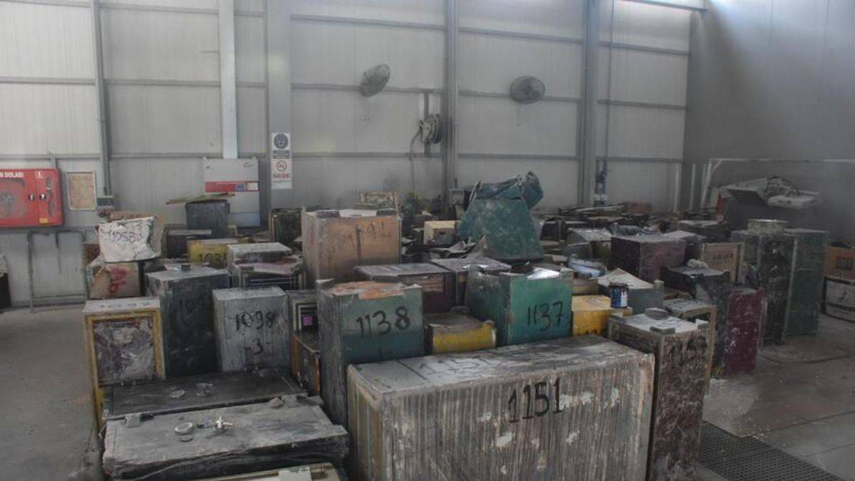 Enkazdan çıkan değerli eşyalar polis ekiplerince muhafaza ediliyor