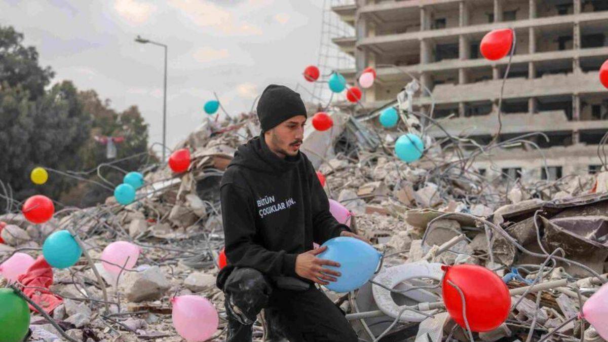 Depremde hayatını kaybeden çocukların anısına enkaz alanlarına balonlar bağlandı