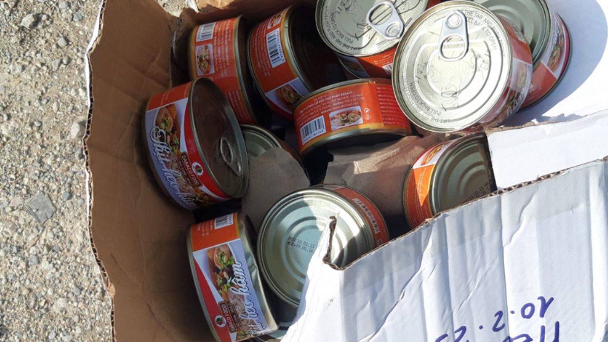 Deprem bölgesine gönderilen konservelerde domuz eti tespit edildi