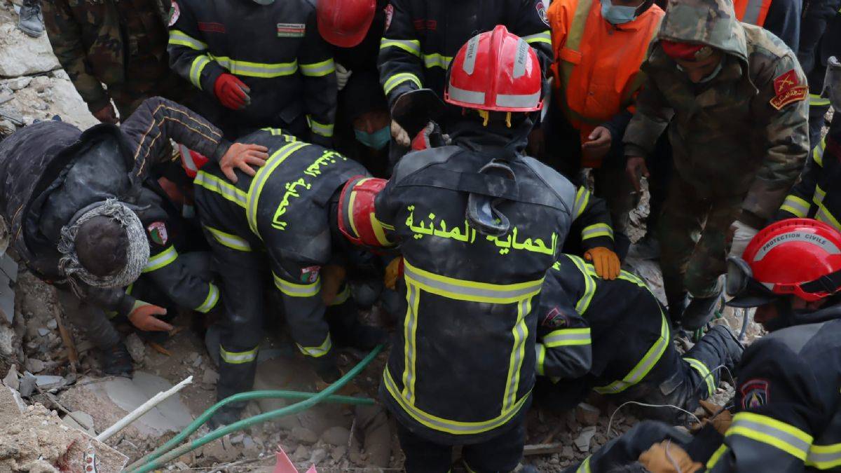 Cezayir ekibi: Kurtardığımız dede yanımızdan hiç ayrılmadı