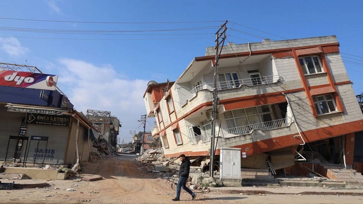 Hatay'da 6.4 büyüklüğünde depremde kaç kişi öldü, kaç bina yıkıldı?