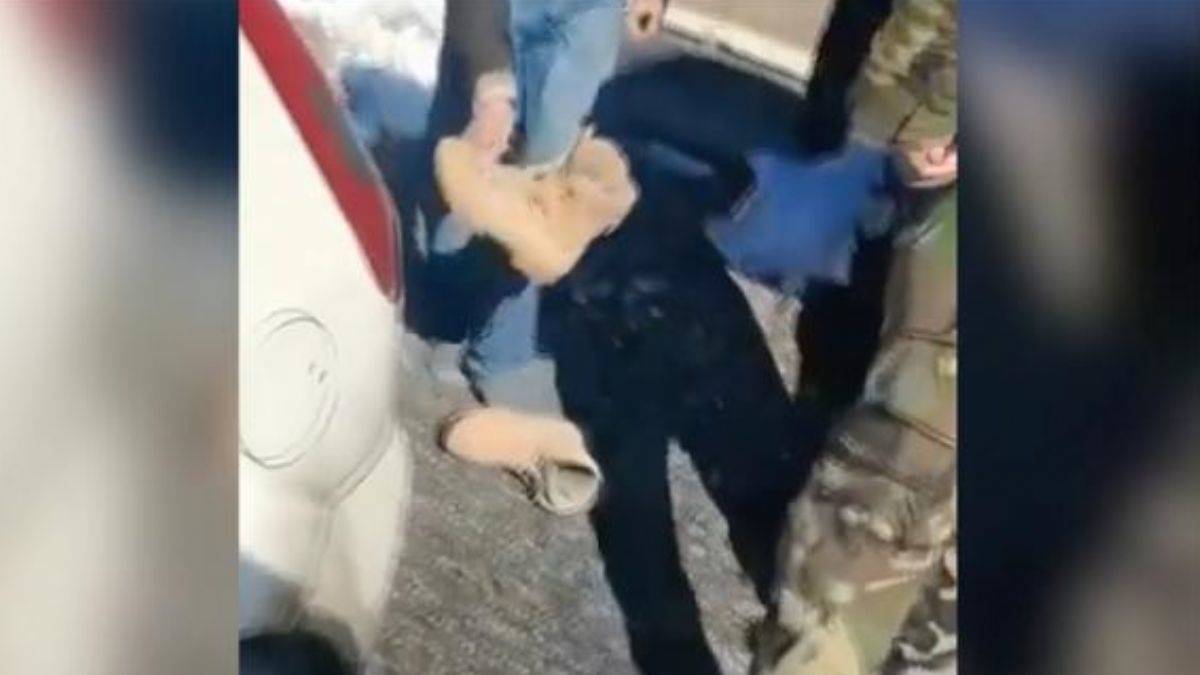 Çin, botunu depremzedeye veren Mehmetçik'i konuşuyor