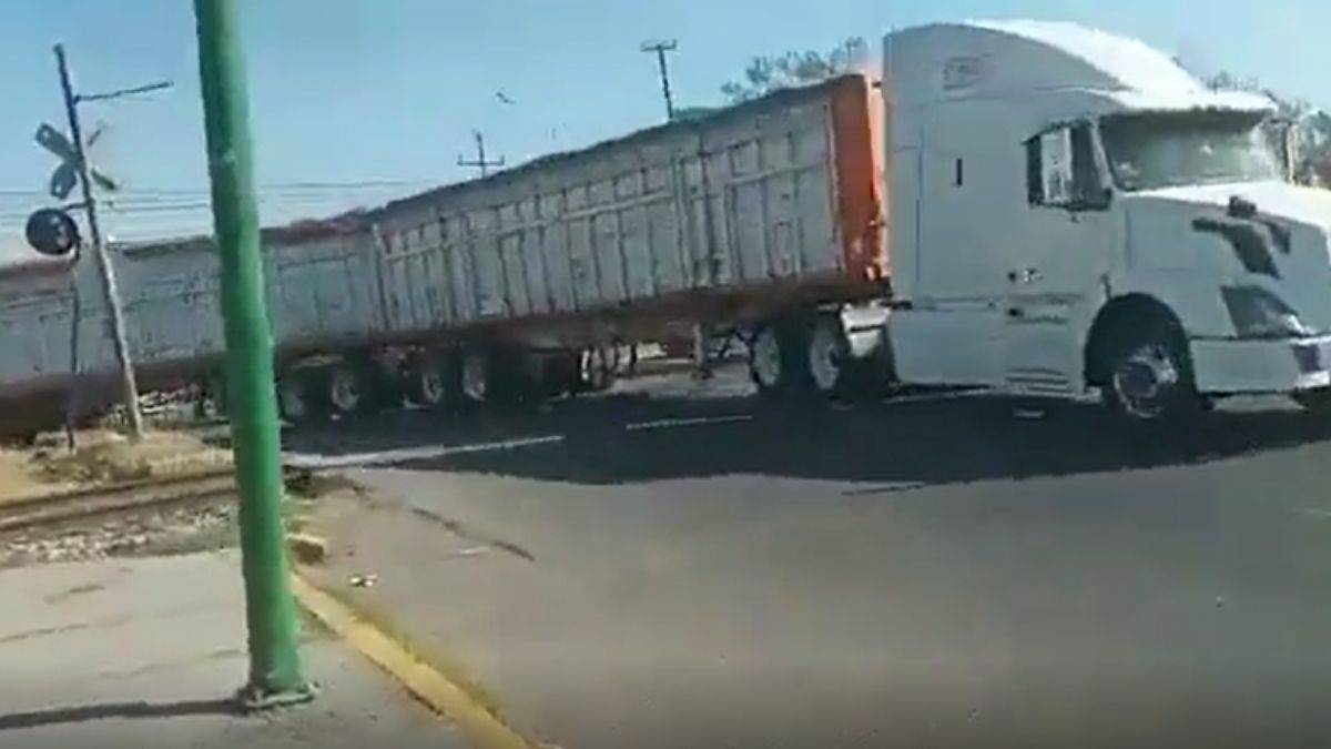 Meksikalı sürücünün inadı! Tren TIR'ı böyle biçti
