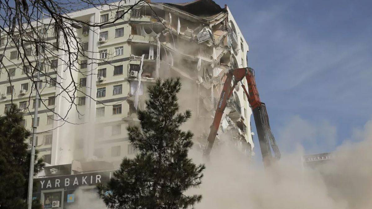 İçeride kedinin olduğu Galeria İş Merkezi'nin yıkımı durduruldu