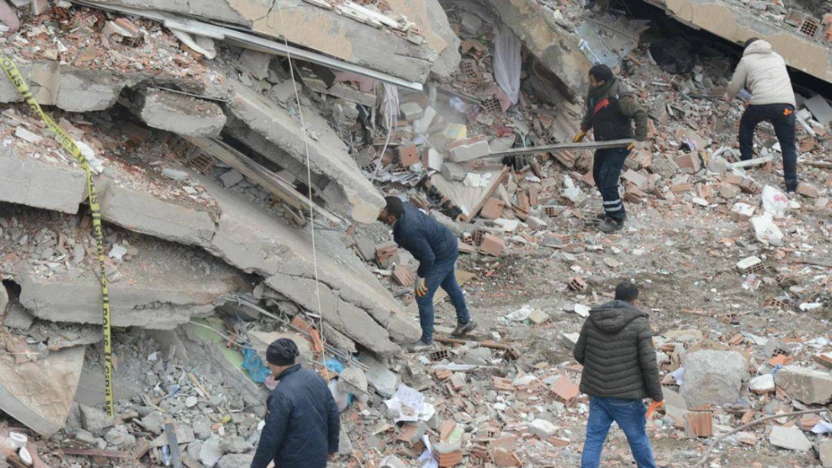 Jeofizikçi Özer: 7 değil 6 büyüklükte bile bu yıkım olurdu