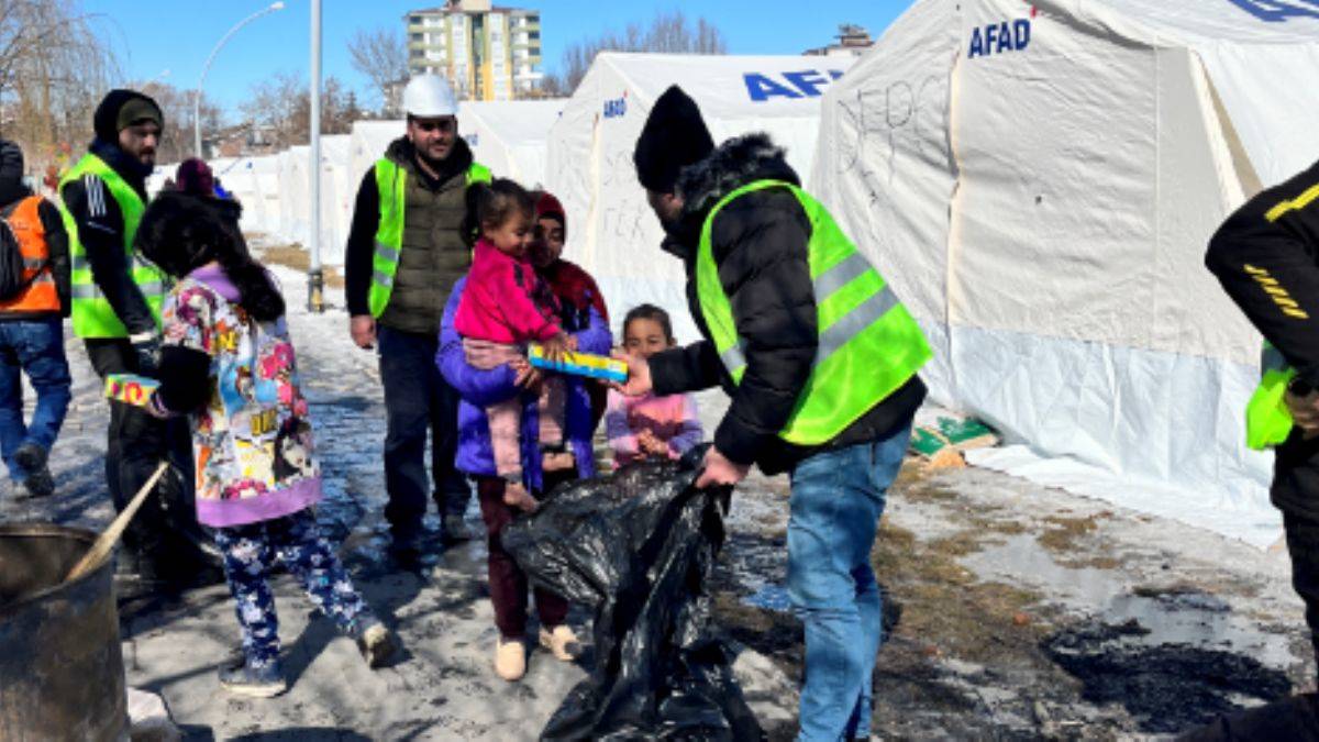 Çocuklar biraz gülsün diye, oyuncak dolusu araçlar deprem bölgesinde!