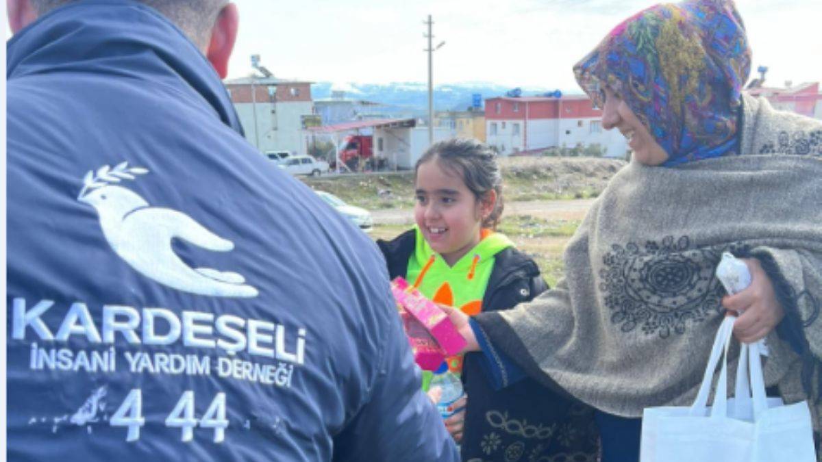 Kardeş Eli Derneği deprem bölgelerine yardımları ulaştırmaya devam ediyor