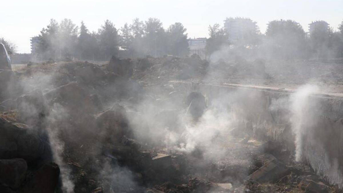 Depremden bu yana 18 gündür duman tüten yer