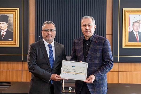 THY'nin 'Türkiye Tek Yürek' kampanyasında açıkladığı 2 milyar lira, İstanbul Valisi Yerlikaya'ya teslim edildi