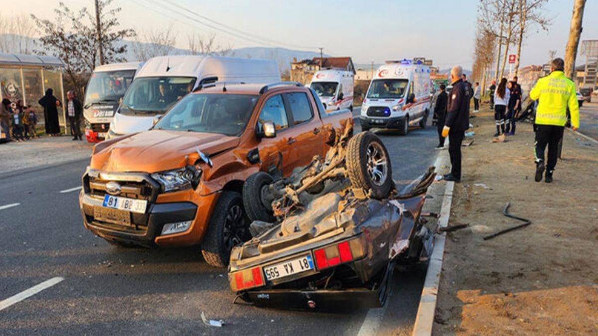 Makas atarken kaza yaptı, aracı ikiye bölündü