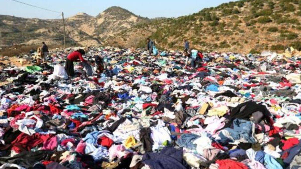 Deprem bölgesi! Binlerce kıyafeti yol kenarına attılar