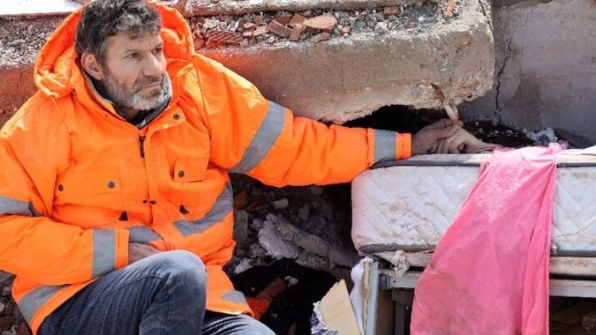 Mesut Hançer kimdir? Depremde ölen kızının elini bırakmayan adam kim?