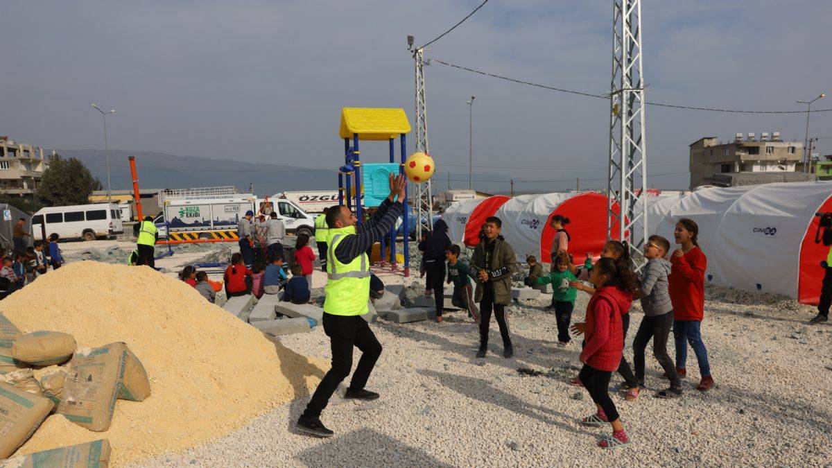 Büyükşehir’den depremzede çocuklara oyun parkı