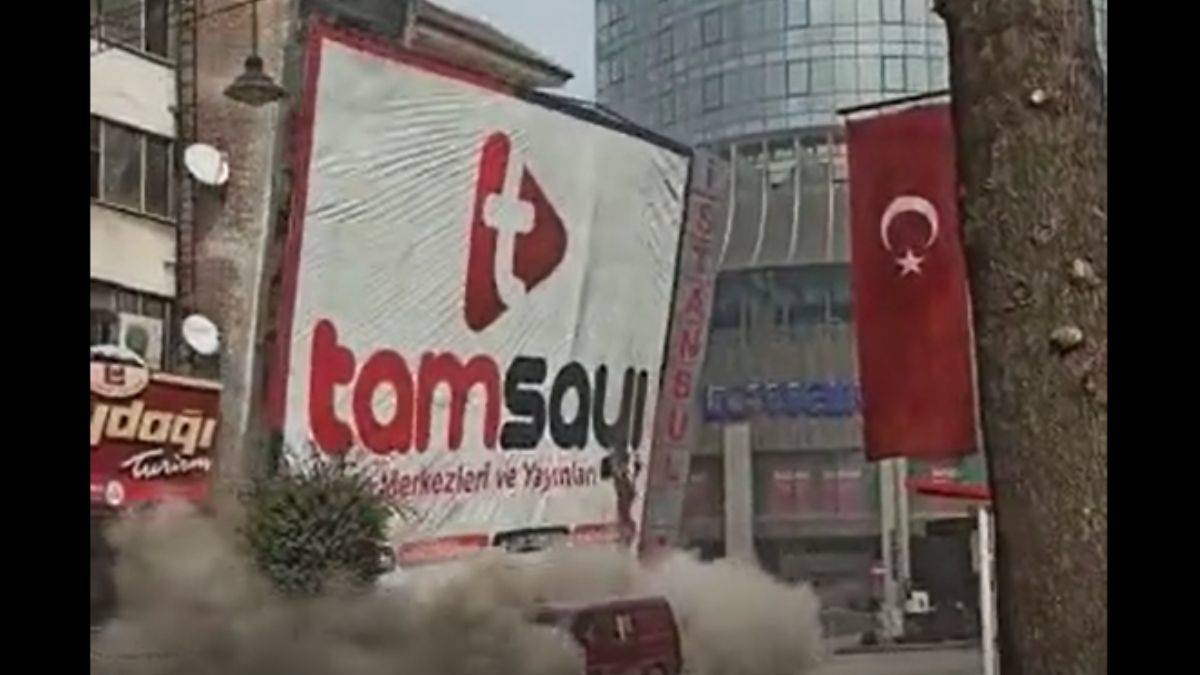 Yıkımı görüntülerken birbirleriyle yarıştılar