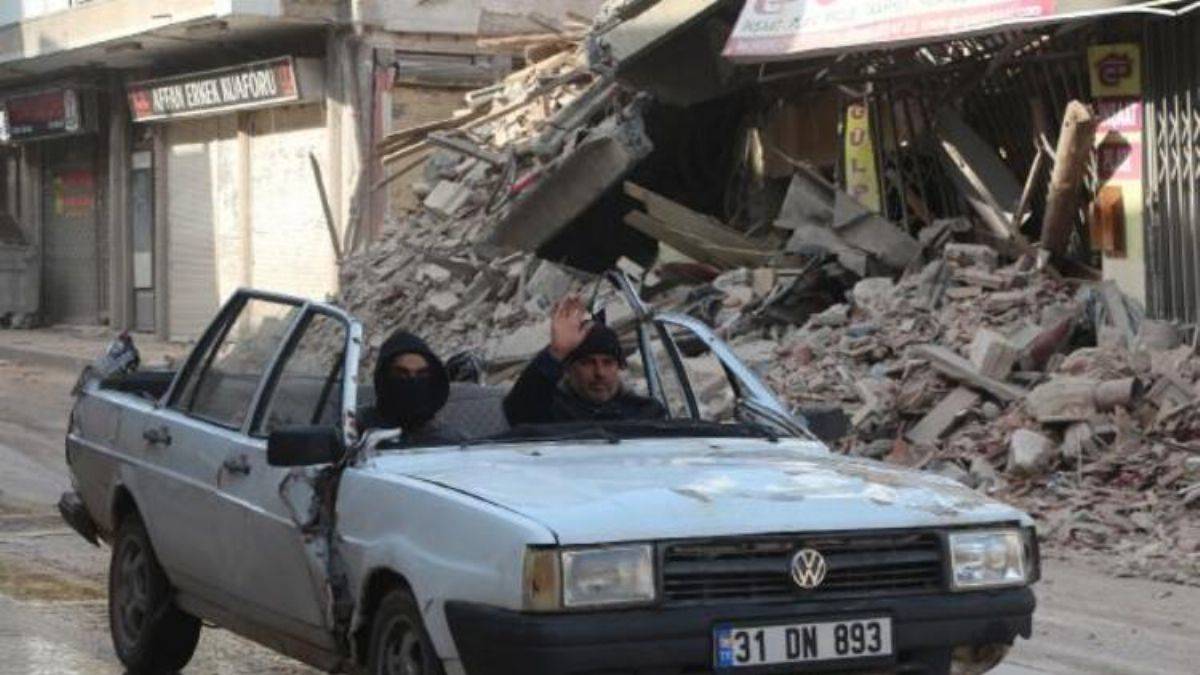 Aracını enkazdan tavanını kestirerek çıkarttı!