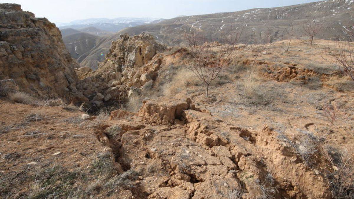 Malatya'daki depremde dağın yarıldığı ortaya çıktı