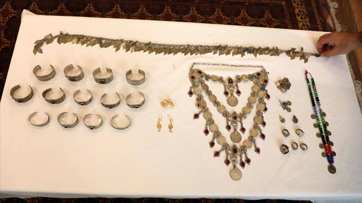 Afganistanlı kadınlar altın ve gümüş takılarını depremzedelere gönderdi